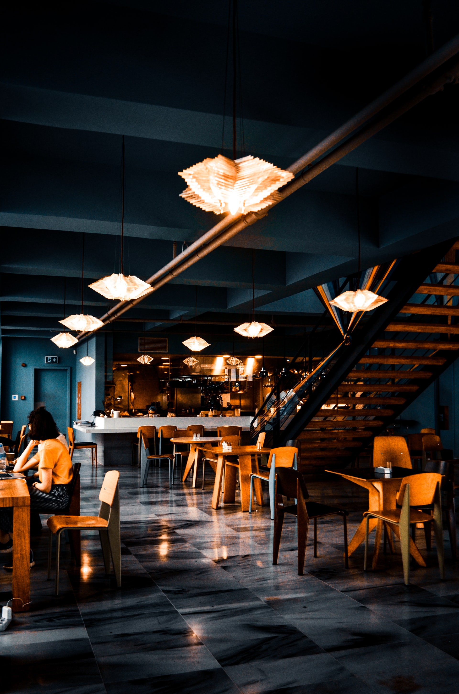 LOFT主题餐厅人性化灯光设计